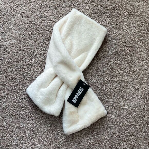 APPARIS $92 NWT Vegan Fur Bambi Scarf - Picture 1 of 8